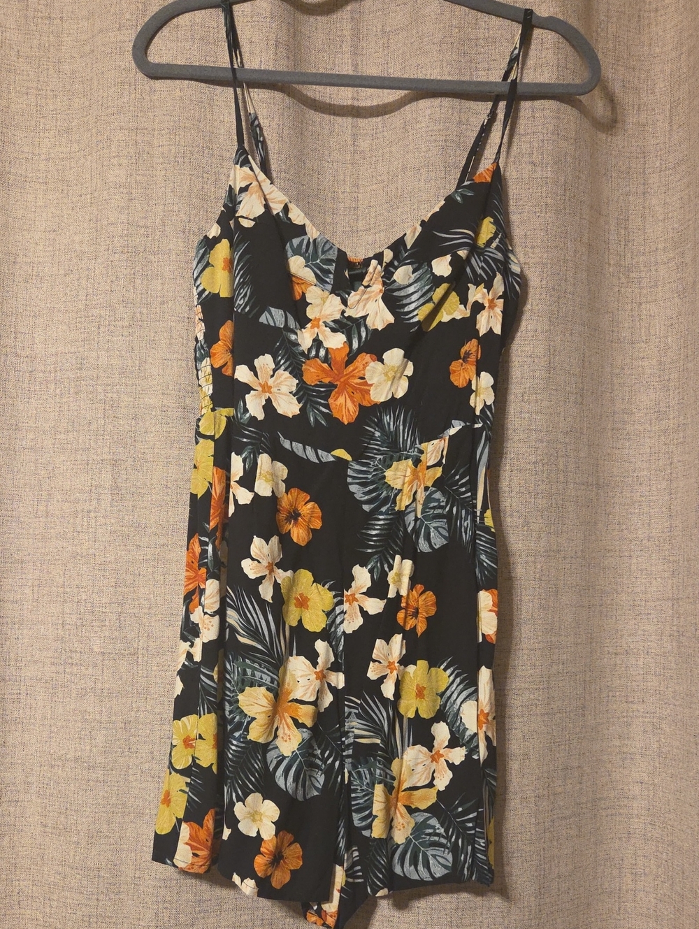 Womens floral romper -NWT